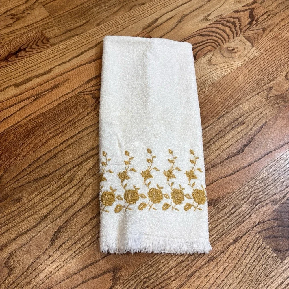 Vintage Dundee White Bath Towel Gold Rose Embroidery Fringe Hollywood Regency